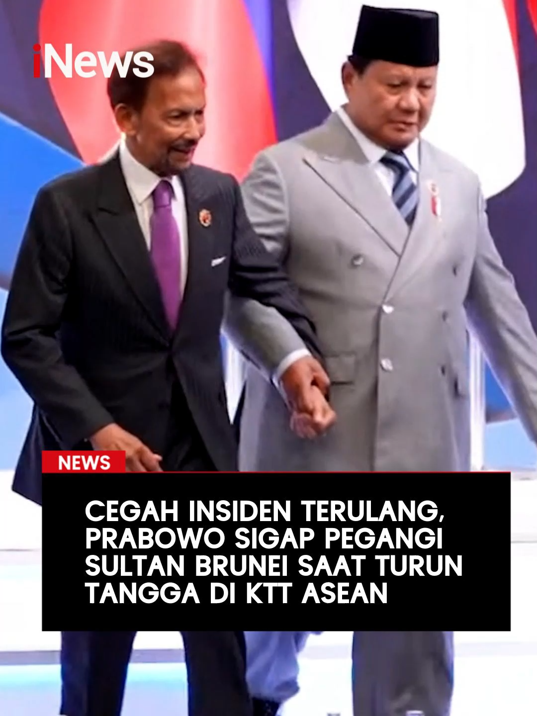 Presiden Prabowo terlihat sigap memegangi Sultan Brunei Darussalam Hassanal Bolkiah saat menuruni tangga di KTT ke-47 ASEAN di Kuala Lumpur pada Minggu (26/10/2025). Diketahui, sebelumnya Sultan sempat jatuh saat berada di atas panggung beberapa waktu lalu.  Sultan Brunei dan Prabowo terlihat menuruni tangga secara bersamaan. Lalu, Prabowo dengan sigap mengulurkan tangan kanannya. Merespons hal itu, Sultan langsung memegang tangan Prabowo. Usai menuruni tangga, mereka juga tampak berbincang dan tertawa singkat. #KTTAsean #PrabowoSubianto #SultanBrunei #HassanalBolkiah