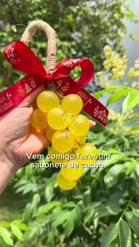 Acompanhe o processo de fabricação artesanal de um sabonete de cacho. Esse com cheirinho de maracujá, perfeito pra aromatizar o seu banheiro hidratar sua pele. 😍💛  #sabonetedecacho #asmrsabonete #saboneteartesanal #saboaria #banhopremium 