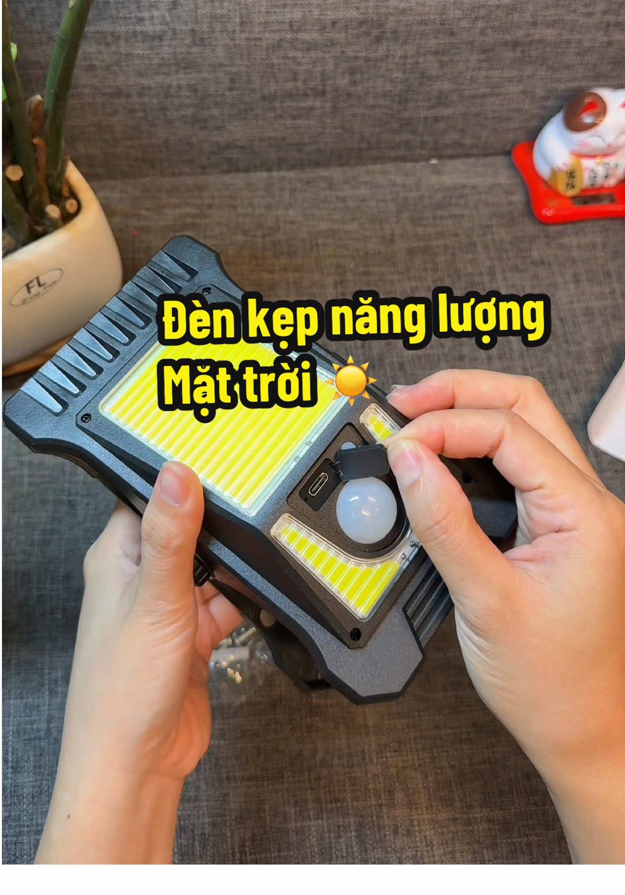 Đèn rất sáng mà còn tiết kiệm t:iền nữa ý #dennangluongmattroi #dennangluong #dentichdien #dennangluongmattroigiatot #denkepnangluongmattroi 