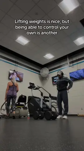 Get your workout in twin… #gym #6am #workoutmotivation #gymnasio #tengosueño 😂