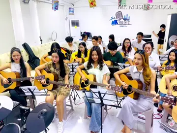 🤩❤️တိမ်ပြာပြာနေ့တစ်နေ့....Sunday မှာကွယ် မင်္ဂလာဆောင်ပွဲလေး ကျင်းပနေတယ် 🤭 😁ဝါကျွတ်ပြီဆိုတော့ မင်မင်တို့ မင်္ဂလာဆောင်သီချင်းလေးတွေ နည်းနည်းတီးကြမယ်နော် 😍🎊🤵‍♂️👰‍♀️ 🥰❤️🤍❤️မင်မင်တို့ Guitar Class မှ ကျောင်းသားကျောင်းသူများ ကြိုးစားထားကြတဲ့ 