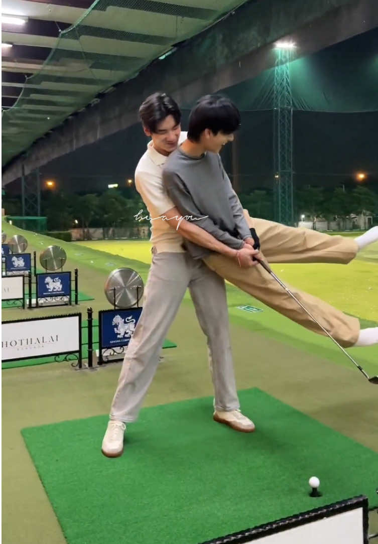 that slap after he put nong down 😱🤭🤧 udah kayak naik ayunan, nong ringan banget ya? 😩 #bigpark #bigthanakorn #parkanantadej #blseries #fyp 