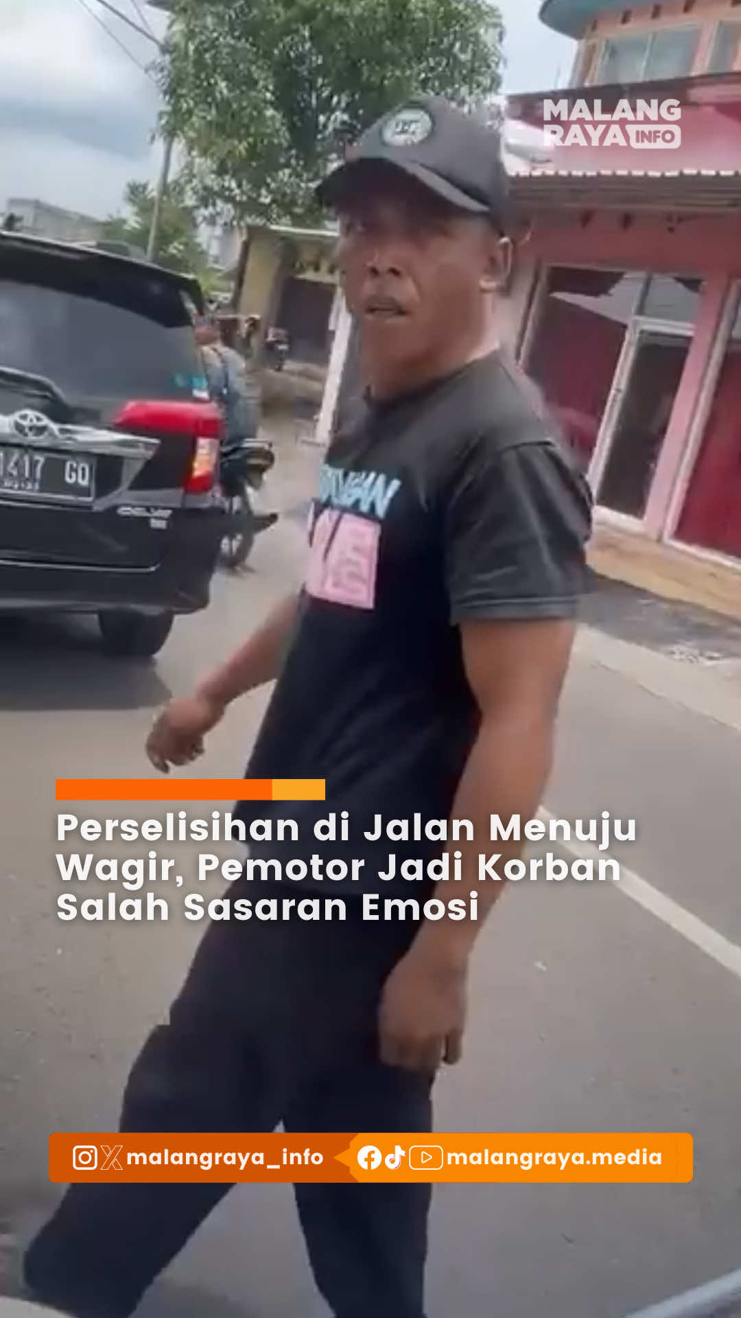Seorang pemotor jadi korban salah sasaran emosi pengendara mobil di jalan menuju Wagir, Kabupaten Malang pada hari Minggu (26/10/25). Seorang pria paruh baya, pengendara mobil, terlibat cekcok di jalan sempit dan melakukan tindakan kek*r4san terhadap pengendara motor yang ternyata bukan pihak yang berselisih dengannya. Menurut keterangan awal, insiden bermula ketika mobil yang dikendarai pria tersebut berhenti agak ke tengah jalan. Karena kondisi jalan yang sempit, kendaraan lain di belakangnya menekan klakson dan melontarkan makian agar mobil tersebut bergeser. Diduga tersulut emosi, pria itu turun dari mobil dan langsung menghampiri pengendara motor yang ada di belakangnya. Tanpa klarifikasi lebih lanjut, ia kemudian mencoba mencek*k  pengendara motor tersebut, yang ternyata bukan pelaku makian yang dimaksud. Meski telah menyadari bahwa dirinya salah sasaran, pelaku justru tetap meluapkan amarahnya kepada pemotor tersebut.  . . 🎥 kiriman warga