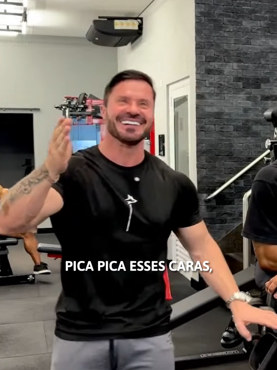 Cariani tentando ser sério, mas o LivePix não deixa 😭🔥 #SóRecortei #Cariani #LiveDoDia #HumorFitness #FYP