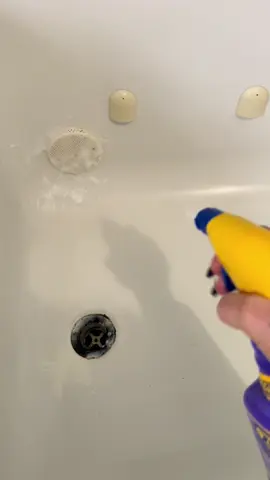 Extra deep clean on the moldy jetted tub for the people 🛁🫧🖤 @Zep USA coming in handy with the mold cleaner 👏🏻 #jettedtubclean #CleanTok #mold #bathtubclean 