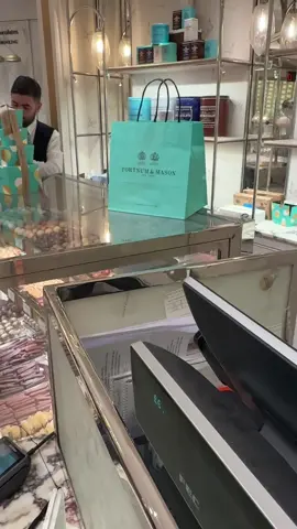 Rude not to document a trip to F&M 🤪#christmas #piccadillycircus #london #darkchocolate 