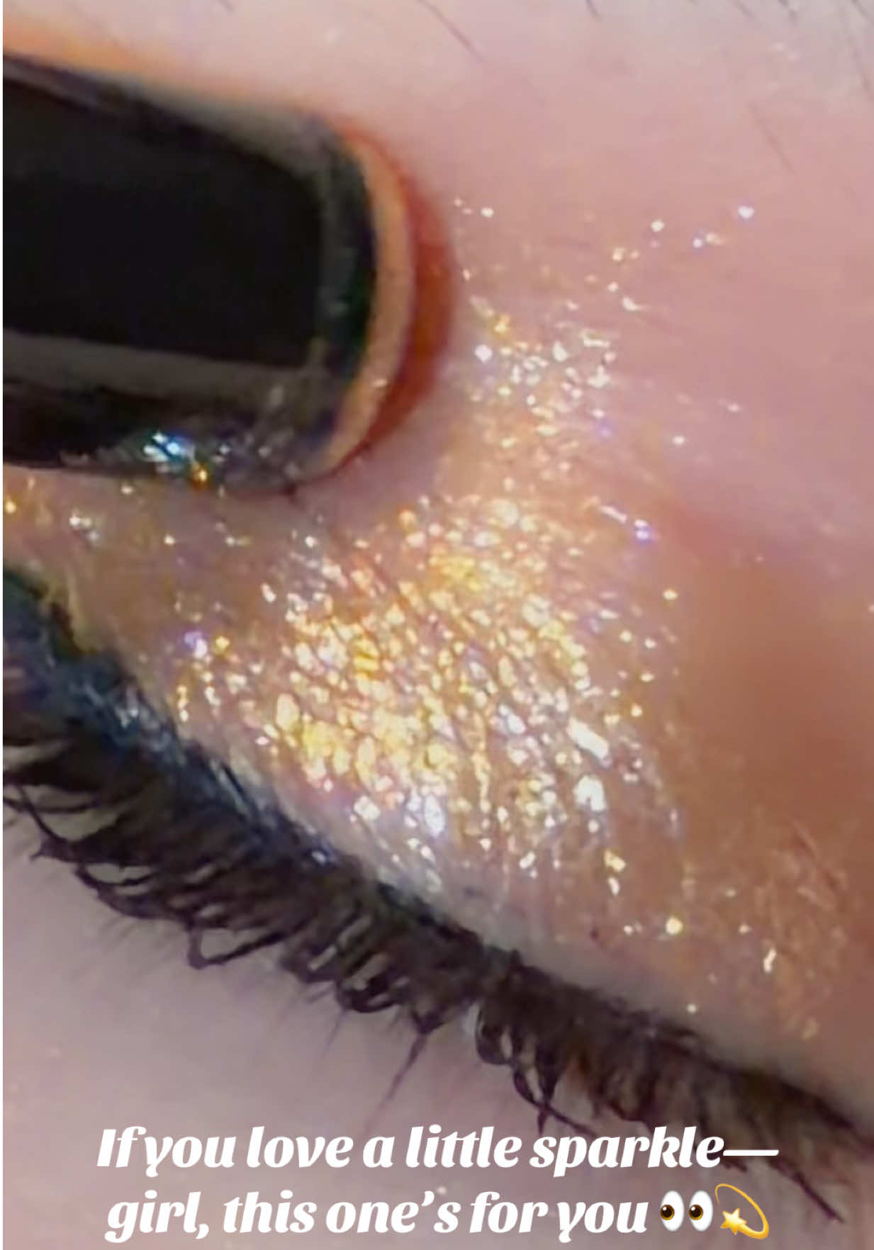 Girlies… you need this glitter on your eyes ASAP ✨ @DanessaMyricksBeauty ✨  Color: Duo #3 Lunar Veil More swatches coming soon!!!! 