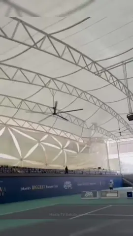 Hujan lebat disertai angin kencang melanda wilayah Meruya, Jakarta Barat, pada Minggu (26/10/2025) siang dan menyebabkan atap salah satu lapangan padel roboh. Peristiwa tersebut terekam dalam video amatir warga yang memperlihatkan bagian atap bangunan runtuh akibat terpaan angin kuat. Para pemain yang tengah berada di area lapangan tampak berhamburan menyelamatkan diri keluar dari lokasi. Beruntung, tidak ada korban jiwa maupun luka-luka dalam kejadian ini. Pertandingan yang tengah berlangsung pun terpaksa dihentikan untuk memastikan keselamatan peserta dan penonton. #mediatvsukabumi #sukabumicity #sukabumi #infosukabumi #beritanasional 