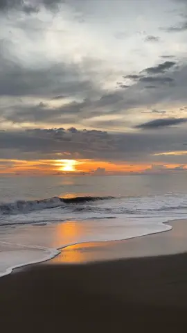 නිදා ගන්න ඇදට ආවම මට හිතෙන්නෙ මේ ලෝකෙ පරාජිතම මනුස්සයා මම කියලා,එන්න එන්නම හැම දේම එපා වෙනවා,කිසි දෙයක් ගැන ආසාවක් නෑ ඉස්සර වගේ, වෙලාව යනවා දැනෙන්නෙත් නෑ... එළි වෙනකම් ඇහැරගෙන කල්පනා කරන්නෙම ඇයි මට මෙහෙම උනේ කියලා, ජිවිතේය ආපු ගියපු හැමෝම මට මගේ ජීවිතේ එපා වෙන තැනට ගෙනාවා, මැරෙන්න බය නිසා ජීවත් වෙනවා, වෙලාවකට හිතෙනවා මේ හැම දෙයකින්ම ඈත් වෙන්න, සතුටින් ඉදපු දවසක් මතක නෑ, හැමදාම මම කලේ ලෝකෙට පේන්න හිනා වුන එක, ඒත් හිතඇතුලින් පොඩි එකෙක් වගේ අඩනවා,හිතේ තියෙන පීඩනය, හිතේ තියෙන දුක, හිතට දැනෙන තනිකම, මේ හැම දෙයක් එක්කම මම හරි අමාරුවෙන් ලෝකෙට පේන්න හෙටත් හිනා වෙනවා, ඉතින් මම මගෙන් අහන්නෙ ! 