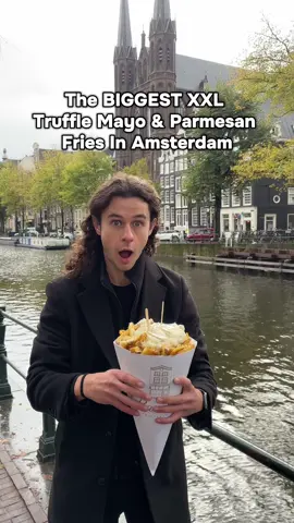 When in Amsterdam, you have to try this 🍟🇳🇱 Right in the city centre, @‘t Pareltje serves one the biggest portion of fries in town, double-layered, loaded with creamy truffle mayo and Parmesan, and extra saucy all the way through.  It’s an Amsterdam classic and such a fun spot for that perfect canal-side photo 🇳🇱 #amsterdamfoodguide #amsterdamfoodspots #amsterdamfries #xxlfries #dutchfries 