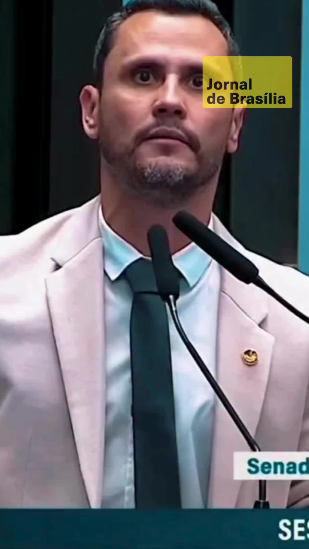 🎙️ O senador Cleitinho Azevedo (Republicanos-MG) fez um discurso inflamado no plenário do Senado, criticando o ex-ministro Luís Roberto Barroso, que deixou o Supremo Tribunal Federal (STF) neste mês de outubro. 💬 Indignado, o parlamentar questionou o fato de ministros exonerados continuarem recebendo salário integral, chamando a prática de “um murro na cara da população brasileira”. 😡 “Ministro Barroso, o ministro que pede pra sair tem que continuar recebendo 40 mil por mês? Toma vergonha na cara e fala assim: ‘eu vou abrir mão’. Eu pedi pra sair, é assim que tem que ser!”, afirmou o senador durante o discurso. 📹: Reprodução/cleitinhoazevedo #jornaldebrasilia #Cleitinho #Barroso #STF
