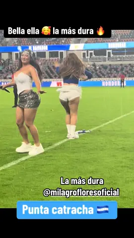 Guapísima.  Súper accesible con el público. Interacción al 100 y eso me gustó #latina #mexican #houstontx #usa #trending @milagrofloresoficial @SuPreMO 🐧💝 @SUPREMO🐧💝 @Supremolivef👑🐧😈 