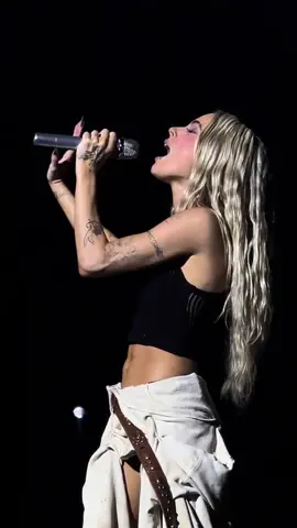 Tini ayer en #Futttura cantando 