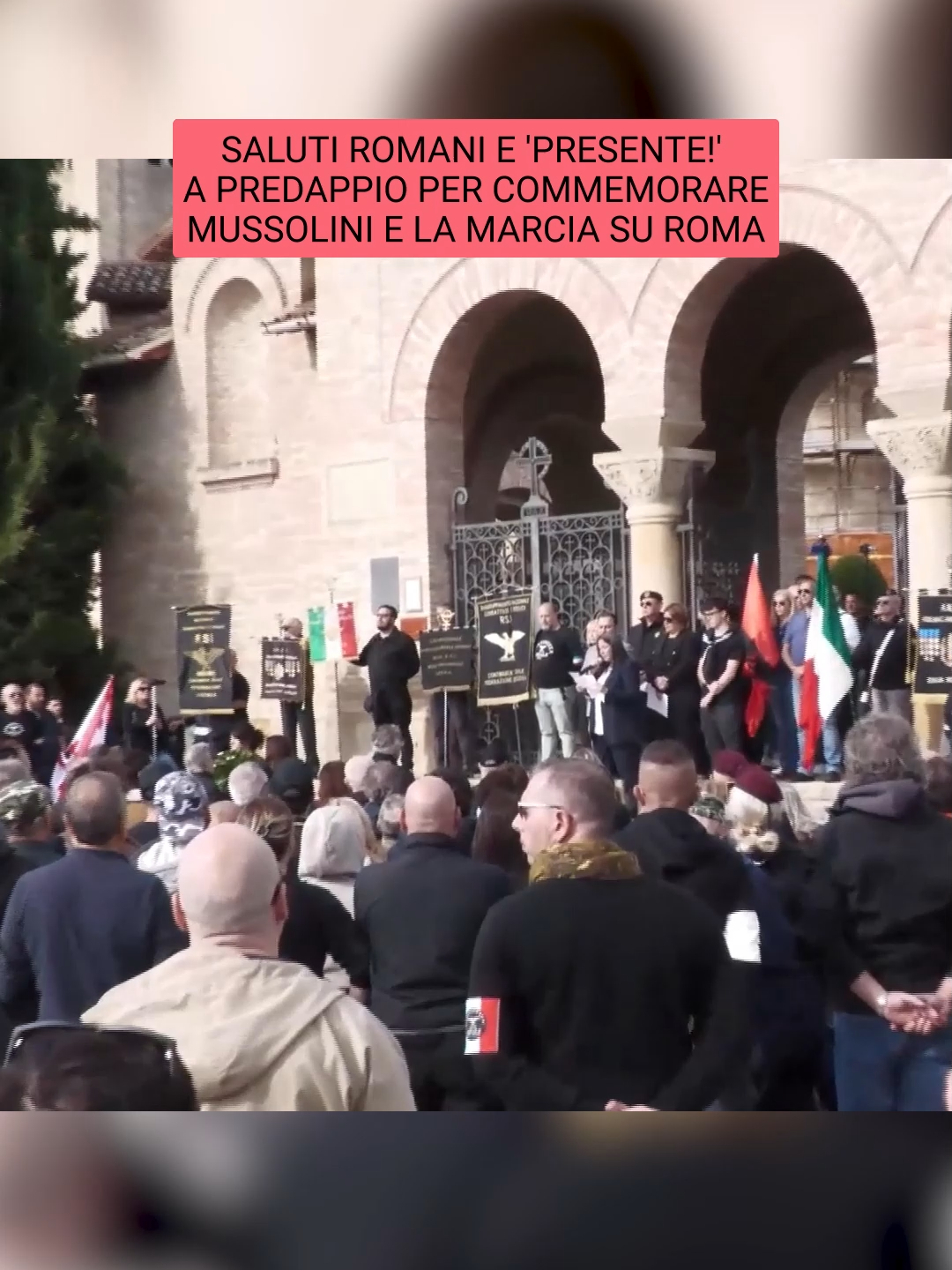Centinaia di persone hanno preso parte alla camminata dalla piazza di Predappio, il paese natale di Benito Mussolini sulla collina forlivese, al cimitero di San Cassiano per la commemorazione della Marcia su Roma. Davanti alla cripta del Duce sono tornati, dopo anni, i saluti romani. Nonostante l'invito, anche odierno, della famiglia Mussolini a mettere la mano sul cuore, diversi partecipanti hanno alzato il braccio teso dopo il rito del 