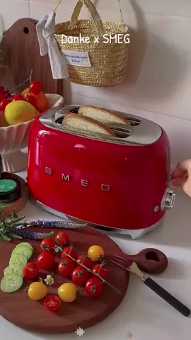 Gam màu đỏ của SMEG luôn nổi bật theo 1 nét rất riêng ❤️#smeg #smegdanang 