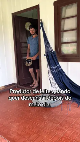 Não tem nem um minuto de descanso 😂 . . . . . #pecuaria #paz #vidanaroça #produtordeleite #vacas 