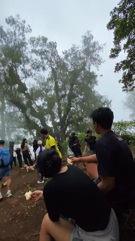 Gunung Sanghyang hari ini d atas ad Indomaret, Alfamart dan dagang bakso ..maaf izin post kaka” nya ini tak rekam ga sengaja 😊🙏 #pendakibali #gunungsanghyang2093mdpl #CapCut #fyppppppppppppppppppppppp #gunungsanghyang 