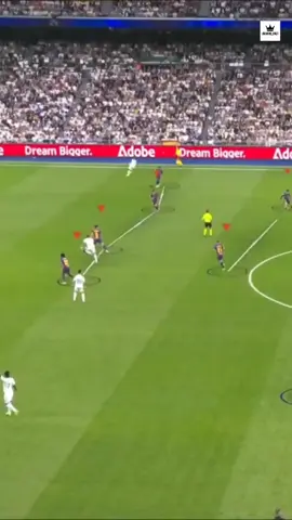 🎙️ *Mbappé est en train d’humilier le FC Barcelone dès la première mi-temps !* 😱⚡   Deux buts déjà… mais sérieusement, *comment l’arbitre a-t-il pu siffler hors-jeu sur le premier but de Mbappé ?!* 🤯   Je ne comprends vraiment pas…   L’action était claire, le but était valable… *veulent-ils encore faire taire le Real Madrid ?* 😤 💬 *Si tu penses que le but était valable, écris “Justice pour Mbappé” en commentaire !*   Hala Madrid 🔥⚽ #Realmadrid #mbappe #viniciusjunior #footballtiktok #halamadrid 