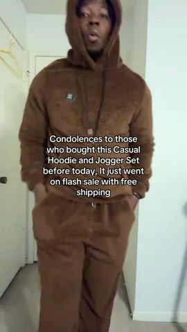 Streetwear comfort. Gym-level versatility. Soft fleece, athletic fit, and that vintage drip 🔥 From workouts to weekends — this fit never misses. #MensHoodieSet #StreetwearStyle #AthleisureFit #FallFashion #TikTokShopFinds