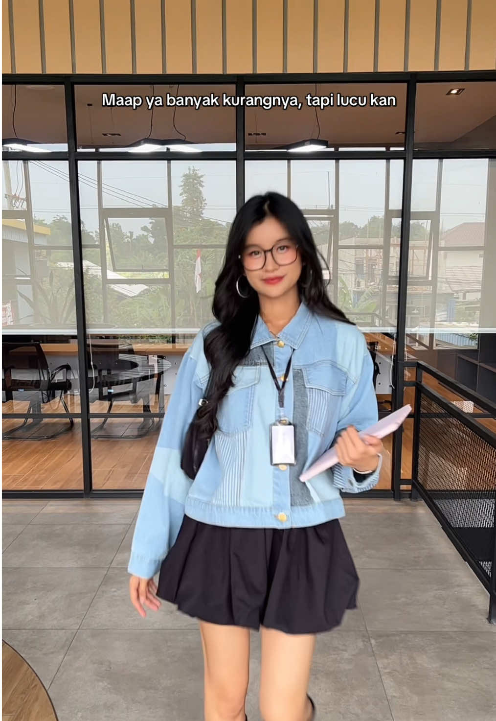 Tetep lucu kan walaupun minus” dikit😌🤏🏻 #byroo #denimbybyroo #behindtheblinks #fypシ #outfitideas 
