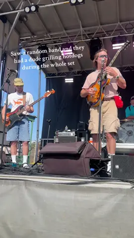 Anyone know who this is? #charlestonsc #livemusic 