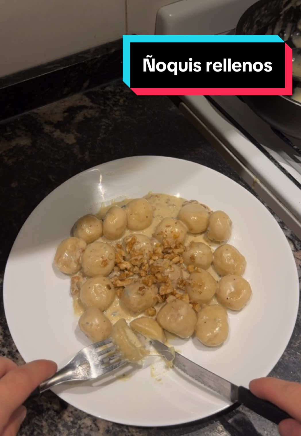 🥔 les traigo LA receta para que hagan el próximo 29 de ñoquis, pero con una vueltita de rosca, espero que les guste🫶🏼👇🏼 👨🏼‍🍳 𝒀𝑶 𝑼𝑺𝑬: 🍝Para los ñoquis: -500gr de papa. -1 huevo. -150gr de harina. -Muzzarela para hacerlos rellenos (pueden hacerlos normales) 🥫Para la salsa: -Crema de leche. -Roquefort a gusto. -1 puñado de nueces picadas. *Hervir las papas con cáscara y desde agua fría. *Importante no amasar mucho, sino más bien integrar todo hasta que te quede la masa. *Con estas cantidades comen 2/3 personas, también se pueden freezar antes de cocinar como hice yo con la mitad. #viral #parati #fyp #recetas #ñoquis 