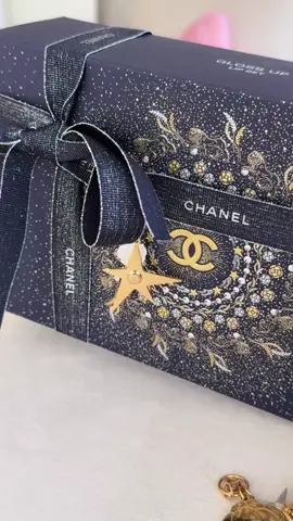 Chanel GLOSS UP Lip Set. Love these sets. This is always a favorite with 3 lipglosses and that beautiful blue tweed pouch. #chanelholiday #chanelbeauty #chanelmakeup #chanelgiftset @ChanelOfficial 