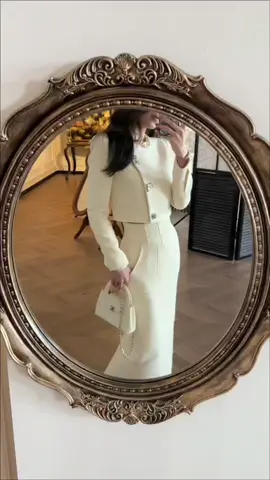 Gió lạnh đầu mùa đã về, nhưng người yêu đầu tiên thì vẫn chưa thấy đâu 🥶 #laceyclothing #trending #autumnfashion 