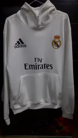 أناقة ريال مدريد الآن بين يديك. هودي أبيض مميز بتصميم مستوحى من الطقم الملكي ✨. خامة دافئة ومريحة تضمن لك إطلالة كلاسيكية وفخمة في كل خروجة. هودي مثالي للمشجع الملكي، بتفاصيل شعار الفريق والرعاية وطباعة اسم ورقم اللاعب المفضل. اطلب الآن وارتدي فخامة التاريخ! ⚽ متاح توصيل لجميع المحافظات 🇪🇬  اطلبه دلوقتي واتساب 📩 01271281969 #ريال_مدريد #fyp #هودي #foryoupage  #fypシ 