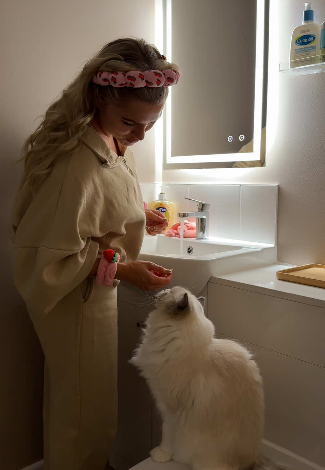 Honestly feel like sharing my Saturday nights makes for THE most boring content, but the reality is that life isn’t always exciting and glamorous and the slow, peaceful moments are the ones I love most 💝 #livingalonevlog #cosyevening #cosyvlog 