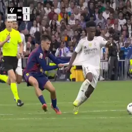 Dah lah, ambil aja males . . . #vinicius #pedri #ElClasico #halamadrid #barcelona 