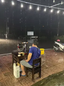 Buồn lắm mưa lớn anh vẫn ngồi cơn mưa 1 mình  #xuhuongtiktok 