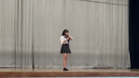 去年の文化祭の時のやつ；；緊張しすぎて声震えてるし歌うタイミングちょっと間違えちゃったし音程ずれまくりなのにみんな真剣にきいてくれてて嬉しすぎた😭😭この時きてくれててインスタのプロフィールの曲このこれにしてくれてた子に届いてほしいー、この時に戻りたすぎるけど頑張るしかないから頑張るねまた連絡してね#明日への手紙 #文化祭 #歌 