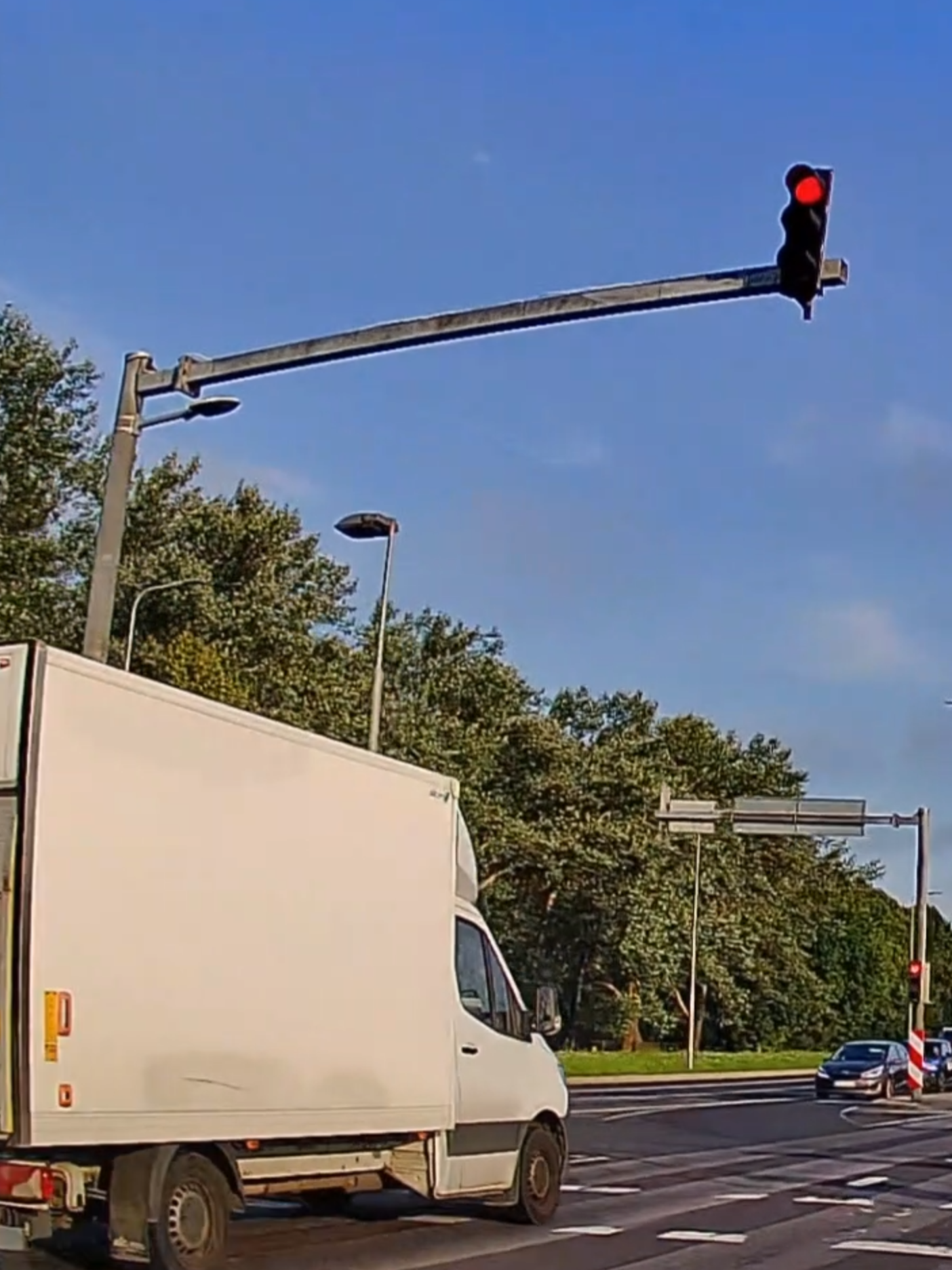 Kaubik paneb punasega Ülemiste ees üle #fyp #eestitiktok #liiklus #fyppp #tallinn #märgatudeestis #politsei #punasegaüle