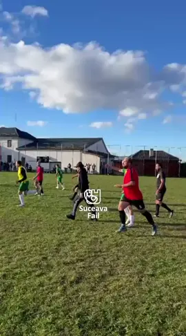 Meciul dintre Cetatea Baia și Forest Pătrăuți a fost întrerupt în minutul 70 la scorul de 2-1 pentru gazde după ce suporterii formației din Baia au pătruns pe teren. Situația a degenerat, iar arbitrul a pus capăt jocului. La fața locului au ajuns forțele de ordine, dar și o ambulanță.  #suceava #romania 