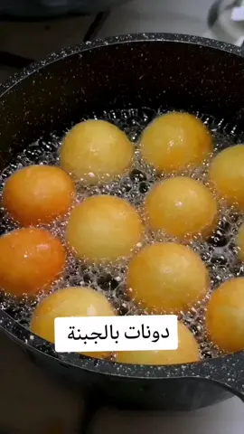 دونات بالجبن المكونات: الجبن المنزلية - 400 غرام البيض - 3 قطع السكر - 120 غرام مسحوق الخبز - 1 ملعقة صغيرة فانيليا الطحين - 250 غرام أهم شيء هو القلي على نار منخفضة للغاية. أضف البيض والسكر والكريمة الحامضة وقرصة من الملح إلى الجبن. 2. اخلط كل شيء جيدا مع الخلاط. اخلط كل شيء جيدا مع الخلاط. 3. نضيف الدقيق وصودا الخبز ونعجن العجين. أضف الدقيق وصودا الخبز، وأعجن العجين. 4. اغمس يديك في الدقيق واصنع كرات صغيرة من العجين. لف يديك في الدقيق وشكل كرات صغيرة. 5. قم بقلي الكعك في الكثير من النفط، على حرارة منخفضة حتى يصبح اللون البني الذهبي. نقلي الكعك المحلى بكثرة من النفط على حرارة منخفضة حتى 6 رش السكر البودرة على الكعك الجاهز. قم برش الكعك المحلى بالسكر البودرة.