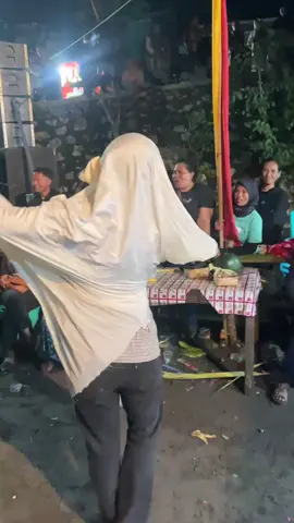 Nyi Kelor kw ganti kostum .. besokk bisaa di duetkan dengan nyi kelor aslii hahahaha @Jarot Bisma  video by @febriws10 