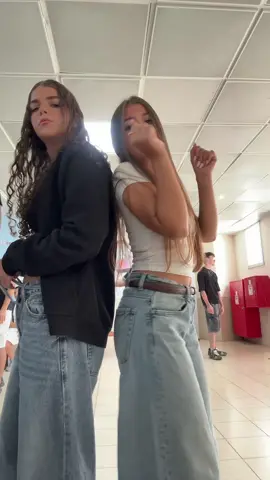 מסובבת את כולםםםם