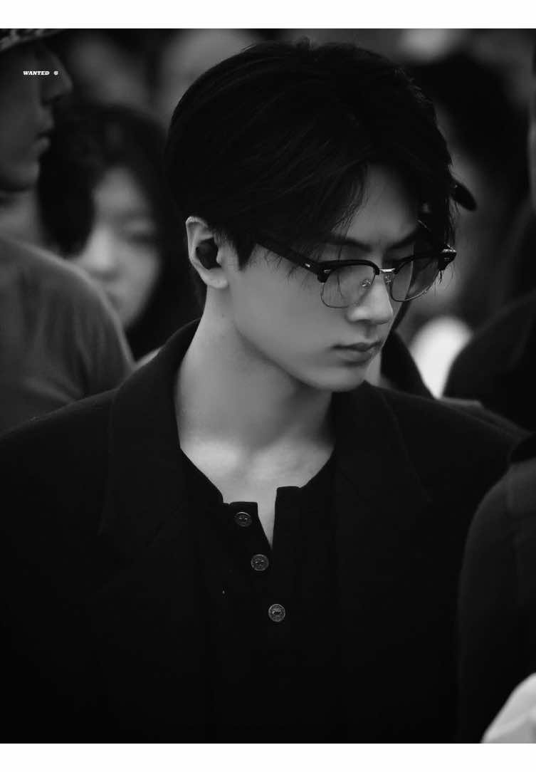 POV—PART 2 Beberapa minggu berlalu, dan tanpa rencana, kamu kembali melihatnya. Kali ini di acara pertemuan bisnis yang diadakan di hotel pusat kota. Kamu datang mendampingi atasanmu, dan dari seberang ruangan, di antara kerumunan jas dan gaun formal, kamu mengenal sosok itu lagi. Jaden. Tidak ada mikrofon, tidak ada sorotan kamera. Hanya seorang pria yang berdiri di tengah rekan-rekannya, berbicara dengan tenang, sesekali tertawa kecil. Ia terlihat bahagia, lebih dewasa, dan jauh lebih tenang daripada yang kamu ingat. Kamu menatapnya cukup lama, bukan karena ingin, tapi karena hatimu menolak berpaling. Kamu tahu kamu tidak mengharapkan apa pun. Kamu hanya ingin mengingatnya sekali lagi—seperti seseorang yang menatap matahari tenggelam, tahu bahwa keindahannya tidak bisa dimiliki, tapi tetap bersyukur pernah melihatnya. Setelah malam itu, kamu berhenti mencari. Bukan karena sudah melupakan, tapi karena akhirnya kamu mengerti: beberapa orang memang hanya datang untuk menunjukkan seperti apa rasanya dicintai dengan tulus, sebelum akhirnya pergi, meninggalkan versi terbaik dari dirimu sendiri. Kamu keluar dari gedung hotel malam itu dengan langkah pelan. Angin malam menyentuh pipimu lembut, seperti menenangkan sisa perasaan yang belum sempat hilang. Di seberang jalan, kamu sempat melihatnya lagi. Jaden, menunduk menatap ponselnya sebelum masuk ke mobil hitam yang menjemputnya. Tidak ada sapaan, tidak ada tatapan bertemu. Hanya dua orang yang pernah saling menjadi rumah, kini berjalan di jalan yang berbeda. Namun kali ini, dada kamu terasa lebih ringan. Tidak sesakit dulu. Karena tanpa sadar, setiap kali kamu melihatnya, kamu sedang belajar melepaskan, perlahan, tenang, dan sungguh-sungguh. Kamu tidak tahu, dari arah sebaliknya, seseorang juga menatapmu dalam diam. Dengan tatapan yang sama, tatapan rindu yang tidak pernah padam. Beberapa bulan kemudian, kamu sedang membawa beberapa dokumen untuk diberikan kepada Bu Lida. Langkahmu terburu-buru, tidak memperhatikan siapa yang ada di dalam ruangan ketika kamu membuka pintu. Tapi begitu pintu terbuka, dunia terasa berhenti. Jaden duduk di sana. Kamu membeku di tempat, napasmu tercekat. Pandangan kalian bertemu, tepat, tanpa jarak. Tatapan yang dulu begitu familiar kini terasa asing tapi juga menenangkan di waktu bersamaan. Jaden tidak tampak terkejut. Justru ada sesuatu di sorot matanya yang tidak bisa kamu pahami: rindu, lega, sekaligus tenang. Ia tidak mengalihkan pandangannya, hingga kamu yang akhirnya menunduk dan mencoba menutup pintu kembali. “A-ah, maaf Bu, seharusnya saya ketuk dulu—” “Tidak apa-apa, Y/N. Masuk saja,” ucap Bu Lida dengan nada lembut. Kamu mengangguk cepat dan melangkah masuk, mencoba menenangkan diri. Bu Lida memberi isyarat agar kamu duduk di kursi seberang—tepat di depan Jaden. Kamu menunduk, berharap pertemuan ini bisa segera selesai. “Y/N, perkenalkan, ini anak saya, Jaden Park,” ujar Bu Lida dengan senyum tipis. Kamu terdiam. Dunia seolah berhenti sejenak. Dan sebelum kamu sempat berpikir lebih jauh, suara lembut yang dulu sangat kamu kenal itu kembali terdengar. “Salam kenal,” ucap Jaden pelan sambil mengulurkan tangan. Kamu ragu beberapa detik sebelum akhirnya mengangkat kepala. Tatapan kalian bertemu lagi. Ada ribuan kata yang tidak terucap di antara kalian, tapi cukup satu senyum kecil darinya untuk membuat dadamu sesak. Kamu membalas uluran tangannya, berusaha setenang mungkin. “Salam kenal, Pak Jaden. Saya Y/N,” ucapmu, mencoba terdengar profesional. Jaden tersenyum, senyum yang sama, senyum yang dulu kamu hafal. Hangat. Tangan kalian masih bertaut beberapa detik lebih lama dari seharusnya, sampai kamu menyadarinya dan segera menarik diri. “Kalau begitu, saya pamit dulu ya, Bu. Pak.” Kamu berdiri, sedikit membungkuk, dan melangkah keluar sebelum suasana semakin rumit. Begitu pintu tertutup, kamu baru sadar jantungmu berdegup lebih cepat dari biasanya. Sementara di dalam ruangan, Jaden masih memandangi pintu yang baru saja kamu tutup.  #pov #jay #fypageシ #enhypen #jayedit 