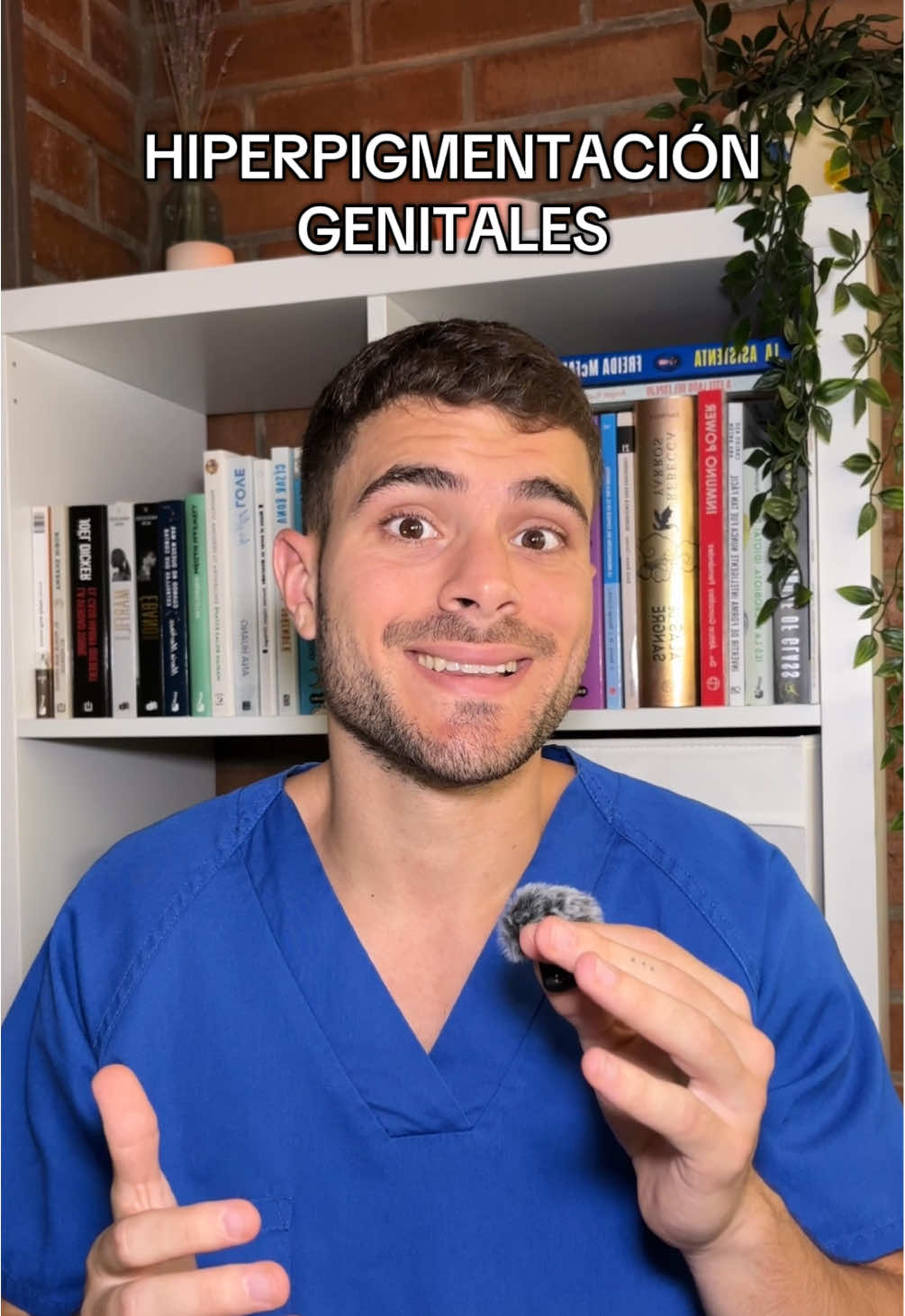¿Sabes por qué la piel de los genitales es más oscura que la del resto del cuerpo? 🌈 Esa zona tiene más receptores hormonales que activan a los melanocitos, las células que producen el color de la piel.💡 Por eso, durante la pubertad y el embarazo, los genitales y los pezones se oscurecen… ¡y es totalmente normal! ✨
