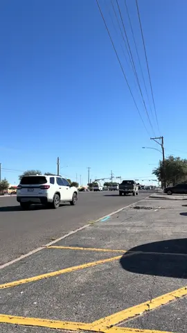 Góc cf ngắm đường phố quen thuộc