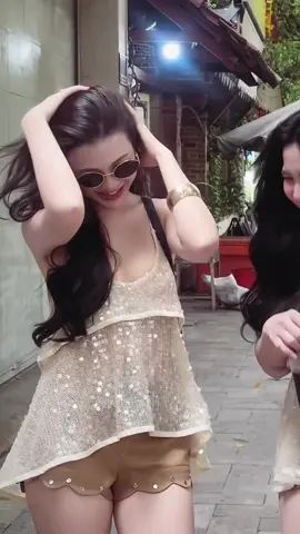 ชุดจากแบรนด์ bubble  ⏳รอของเพียงแค่ 7-14 วัน ✈️นำเข้าเสื้อผ้าแบรนด์เวียดนาม 🛍️ มีให้เลือกมากกว่า 100 แบรนด์ 🧺ของแท้ดีลตรงจากแบรนด์เวียดนาม 💳รับบัตรเดบิต/บัตรเครดิตไม่มีชาร์จ 📍เข้ากลุ่ม OPENCHAT เพื่อไม่พลาดคอลเลคชั่น Credit:VDO by  bubble