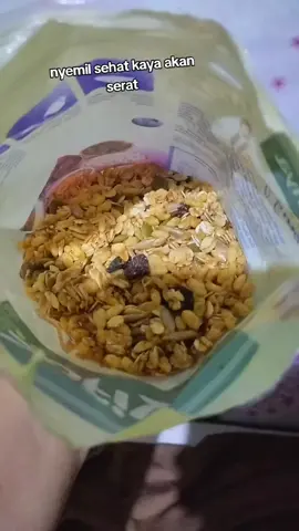 muesli ini terbuat dari rolled oat,rice crispy,pumpkin seed ,dried cranberries,almond roasted ,raisin kaya akan nutrisi #oatmeal #muesli #makananviral #promo #sereal 