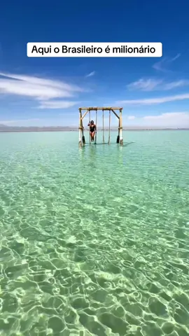 😱 PRAIA linda MAIS BARATA do 🌍 desconhecida* com resorts e passeios 👇 leia a legenda 👇 Hoje vou mostrar pra vcs uma das praias mais bonitas q eu já fui e definitivamente a mais barata: Hurghada.. bora? 👇 👉 ah e já segue o Mala Rosa pra mais dicas de viagem . . 1️⃣ é barato msm? ✔️ Hurghada tem +1300 hospedagens no booking, algumas são super baratas: tem até quarto na frente do mar por R$70 o casal 🤯 ✔️ a cidade tem +150 resorts all inclusive 🤯 e por causa da concorrência, vc acha resorts bons (nota +8) com td incluso por uns 290 até 600 reais o casal 🤗 já pensou? ✔️ tem muuuitos passeios pra fazer aqui (falo mais abaixo) e a maioria sai por uns 80 a 150 reais por pessoa! ✔️ 1 real aqui vale quase 9 da moeda local 🤑 ✔️ td mundo fala de San Andrés, como praia linda e barata, mas aqui sai ainda mais barato 😂 exemplo: o parasail lá custa uns R$300 e aqui vc só paga R$100! . . 2️⃣ quando ir? ✔️ venha de março a maio ou de setembro a novembro: meses com clima bom e bom preço! ❌ de junho a agosto é mto quente, +40ºC: não recomendo! ❌ de dezembro a fevereiro é meio friozinho . . 3️⃣ como são os passeios? ✔️ semi submarino: é um barco com janelas no andar de baixo, estilo um submarino, mas q não vai pro fundo do mar (metade pra fora e metade pra dentro da água), custa uns R$90 ✔️ parasail: sai só R$85 e a vista lá de cima é simplesmente incrível, vale a pena demais! ✔️ ilha Giftun: conhecida como a Maldivas das arábias, ela tem simplesmente uma das praias mais clarinhas q eu já vi! o passeio n balança nada e custa a partir de uns R$120 ✔️ ilha Magawish: um passeio pras 2 ilhas sai por R$200 (foi o q fizemos!) . . 4️⃣ onde fica? ✔️ Hurghada é um dos destinos de praia mais famosos do egito, no mar vermelho, tem uns 200 mil habitantes, mas recebe 2 milhões de visitantes por ano (quase nenhum brasileiro!) ✔️ tem voo direto e rapidinho pra diversas cidades na europa, como Londres, Paris, Roma, Amsterdã, Praga, Istambul, Milão, ... . . 👇 e vc, já ouviu falar de Hurghada? comenta aqui 👇 . . 👇 e MARCA o @ 👇