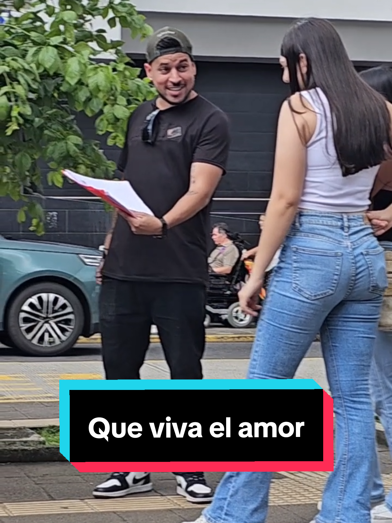 Porque creen que no hayan firmado si es en beneficio del amor? #humor #entrevistasenlacalle #entrevistasgraciosas #mujeres #amor 