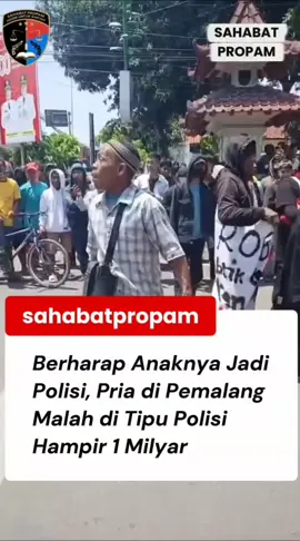 Kasus Penipuan Libatkan Anggota Polisi di Pemalang Kasus penipuan yang melibatkan seorang anggota polisi terjadi di Pemalang, menyebabkan kerugian besar hingga Rp900 juta. Korban dari insiden ini adalah pasangan suami istri, Suratmo (56) dan Sutijah (59), warga Desa Pelutan, Pemalang. Uang ratusan juta tersebut awalnya hendak digunakan agar dua anak mereka bisa lolos seleksi Polri. Namun, harapan itu sirna setelah mengetahui bahwa mereka menjadi korban penipuan oleh oknum aparat. Kasus ini pun menjadi sorotan publik dan memicu reaksi warga setempat yang menuntut keadilan atas tindakan oknum tersebut. #Pemalang #KasusPenipuan #OknumPolisi #BeritaViral #sahabatpropam 