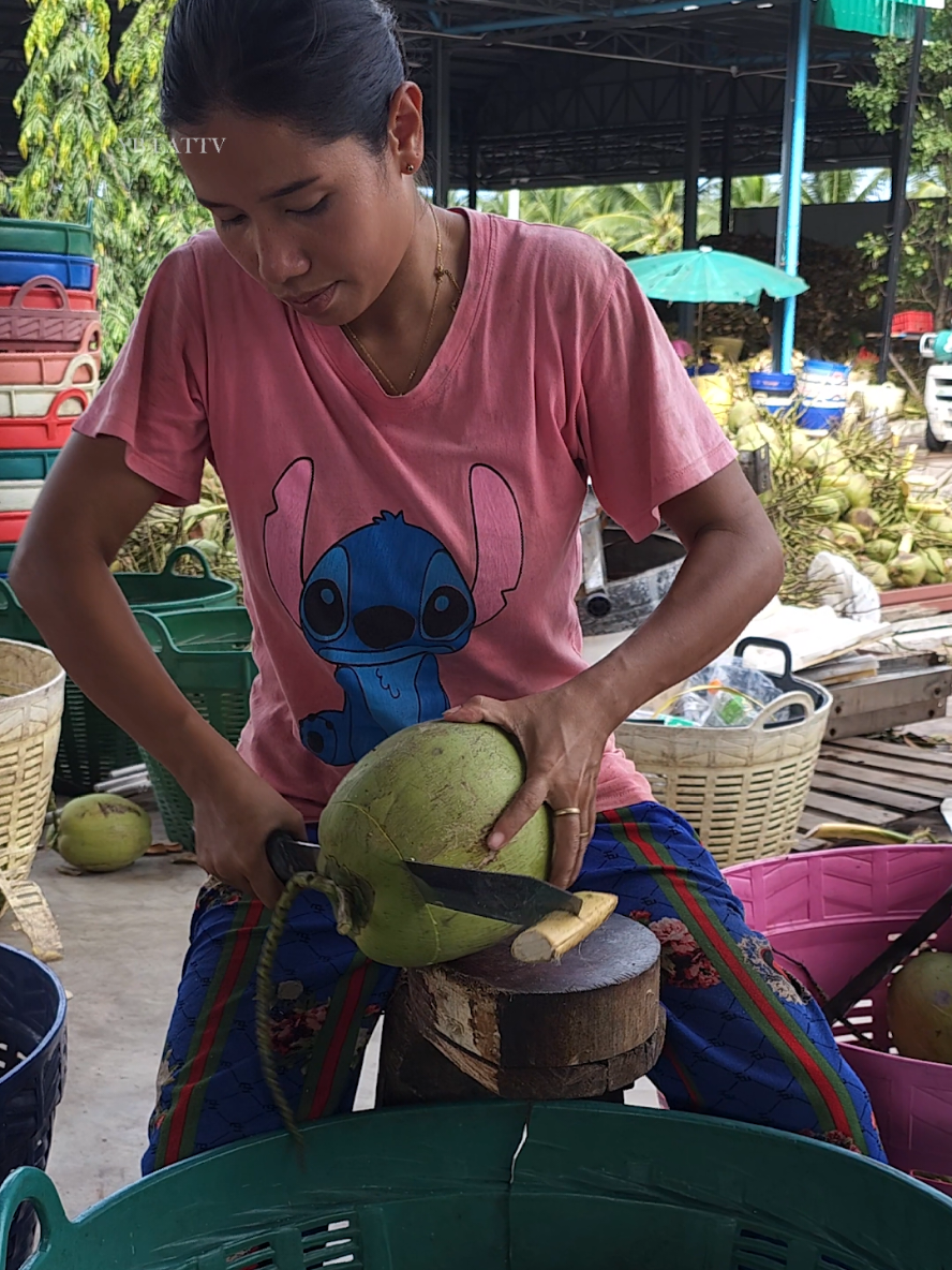 Thailand's easiest coconut cutting skill!!!