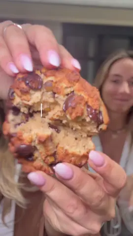LE MEILLEUR COOKIES DE PARIS ? 🍪 On a goûté plusieurs cookies pour vous dire lequel mérite la 1ère place ! Pour ce classement, nous avons pris en compte le goût mais également le rapport qualité/prix 👇 Voici notre classement : 🏆 Crème – 4.5€ 🥈Puffy – 3.90€ 🥉 Laura todd – 2.90€ 4️⃣ Yann couvreur – 4.90€ 5️⃣ Scoop me a cookies (à cause de la saveur qu’on avait choisi…) - 3.90€ Crème remporte donc notre titre de meilleur cookies de Paris 😍  💬 Dis-nous en commentaire : quelle est TON cookies préférée à Paris ? et quelle pâtisserie est-ce que vous voulez que l’on teste dans la prochaine vidéo ! #cookies #cookie  #ParisFood #Pâtisserie #FoodTour 