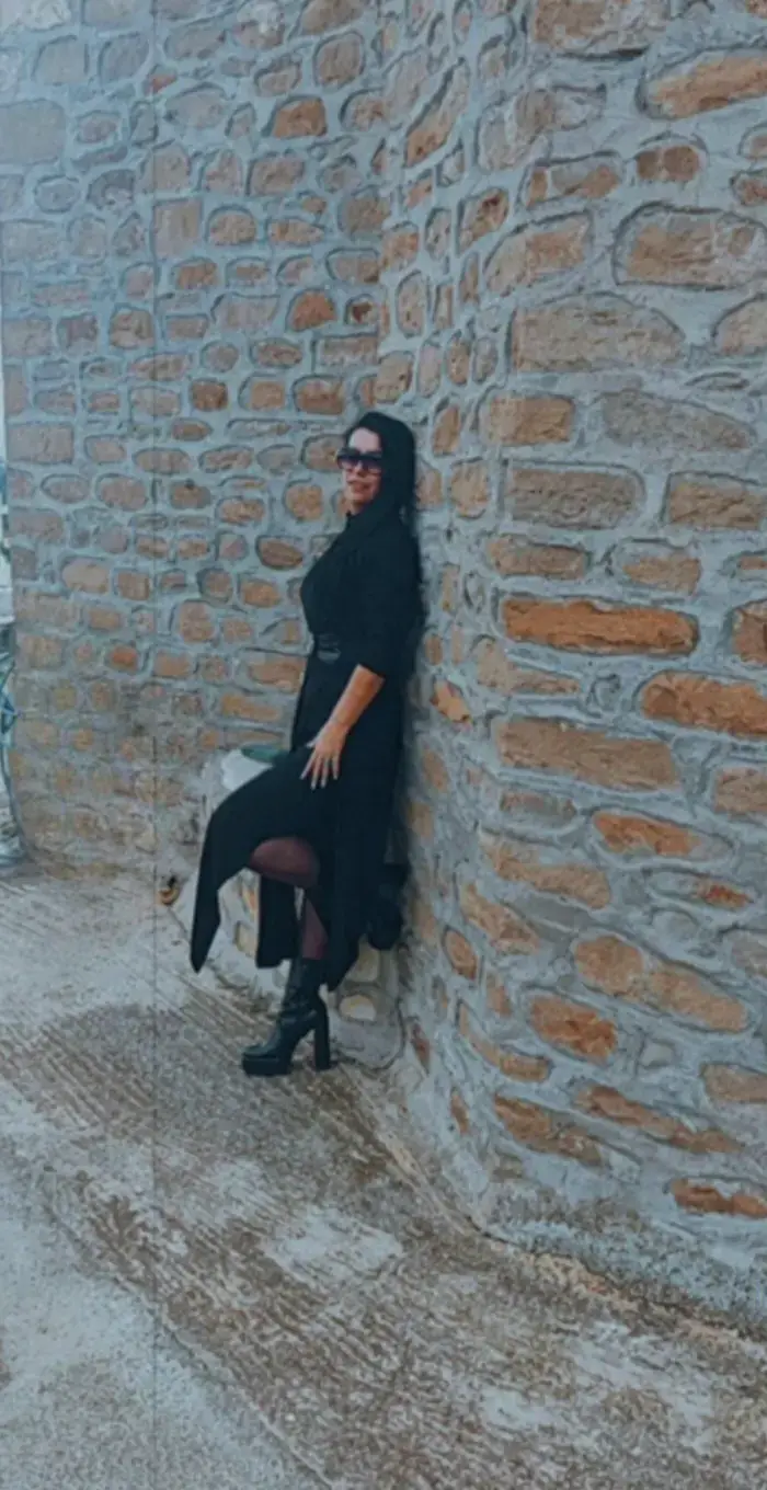 Θα σου κόψω της κοτσίδες. Παλιά για να ξεχωρίζουν ποιο κορίτσι είναι ελεύθερο η λογοδωσμενο , έτσι ώστε να ξέρουν να το ζητήσουν η όχι η κάθε περιοχή είχε τα δικά της σήματα. Εάν ένας άντρας ενοχλούσε μια παντρεμένη ή λογωδοσμενη ήταν αιτία να σφαχτούν παλικάρια. Οπότε όταν είχαν μακριές κοτσίδες ήταν σημάδι ότι το κορίτσι είναι ελεύθερο. Σε άλλες περιοχές με το μαντήλι στην μεση. Όταν αρραβωνιαζοταν τις έκοβε. Με το τραγούδι της τάζει ότι θα την πάρει.    Ντο τα πρες κοτσίδετε (θα σου κόψω τα κοτσίδια) τε τα βερβινιέ γκα σκίντετε (και θα στα πετάξω στα σκίνα) Μόι κοτσίδε ντρέδουρε (Τα κοτσίδια τα στριφτά) Μόι σα τα κα μπλιέδουρε (Πόσα σου 'χω μαζέψει) Μόι κοτσίδε δραγκόλιε (Κοτσίδα μου σαν δεντρογαλιά) τε κε κέσε νε ν'αγκαλιέ (να σε είχα στην αγκαλιά) Ντο τα πρες κοτσίδε γκλιάτε  (Θα σου κόψω την μακριά κοτσίδα) πο τσε ντούρτε γκα ιθάτε (μόνο ντρέπομαι τον πατέρα σου) Ντότε βίνιε νόνιε μπρέμε (Ήθελα να 'ρθω ένα βράδυ) πο τσε ντούρπε γκα γιοτέμε (αλλά ντρέπομαι τη μάνα σου) * Ντο τα πρες κοτσίδετε (Θα σου κόψω τα κοτσίδια) τε τα βερβίνιε γκα σκίντετε (και θα στα πετάξω στα σκίνα) #ζαγοραιος #zagoraios 