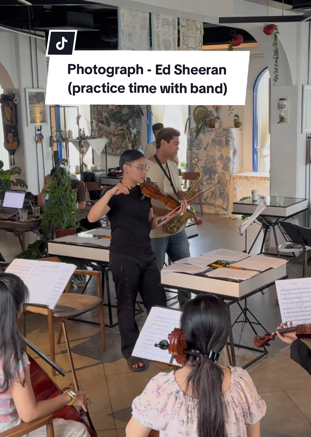 Photograph - Ed Sheeran  Đây có lẽ là một trong những bản phối mình thích nhất trong năm 2025 của @trianly123  Hôm nay là một ngày dài của mình với công việc và hoạt động workshop cho cộng đồng nhỏ của mình. Mình có hơi stress và thường mỗi khi tuột mood mình lại kiếm nhạc để nghe. Mà nhạc mình nghe thì thường mình thích những bản nhạc có giai điệu quen thuộc. Quen thuộc ở đây chính là cảm giác với người chơi nó, tạo ra nó. Có thể là idol, có thể là tuổi thơ và một trong số đó là nhạc của chính tai mình nghe, mắt mình chứng kiến. Thế nên mình hay lôi clip cũ mình đi nghe nhạc với An hay nhạc của chính An ra để nghe. Mà bản nhạc này cũng đáp ứng cả 2 điều trên - mình vừa thích bản nhạc này của Ed Sheeran, cũng vừa thích bản phối dàn dây của An. Mình nghe nó cũng đi kèm với sự tự hào nữa khi nhìn thấy An ngày một tự tin hơn ở vai trò gần như một conductor. Đây là bản phối tập luyện với band để diễn cho show tiệc cưới hồi giữa tháng 10. An là người lên bản phối và chỉ huy dàn nhạc gần 20 người. Lạ ở chỗ, mình lại thích tận hưởng tất tần tật quy trình ra đời của 1 bản nhạc từ khi còn là những nốt nhạc được ghi trong sheet, đến lúc tập và cả lúc on air.  Mỗi lần nghe lại khiến xoa dịu tâm hồn mình nhưng cũng khiến mình có thêm động lực để nỗ lực phát triển cuộc sống, như chính cái cách những người nghệ sĩ tỏa sáng trên sân khấu luôn nỗ lực cháy hết mình trong mỗi lần tập trước đó.  3ph với khán giả có lẽ là ít nhưng với những người nhạc công là mấy năm trời  #trianviolinist #trianly123 #adez #violin #music 